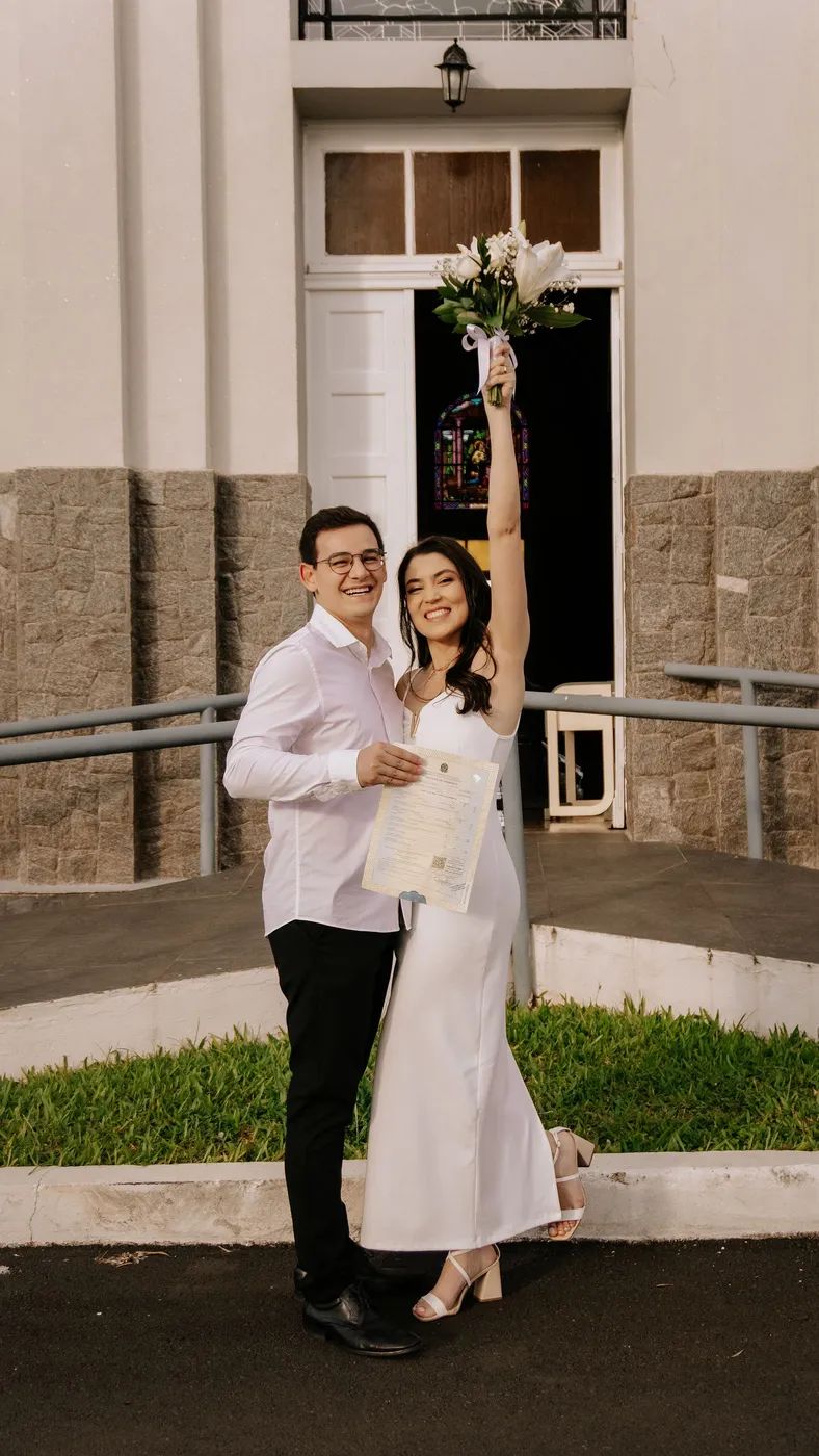 Recém-casados comemorando em frente à igreja